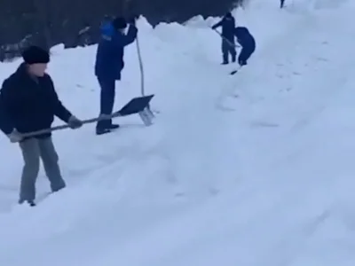 Жители деревни в Башкирии устали ждать снегоуборочную технику и разобрались с сугробами сами