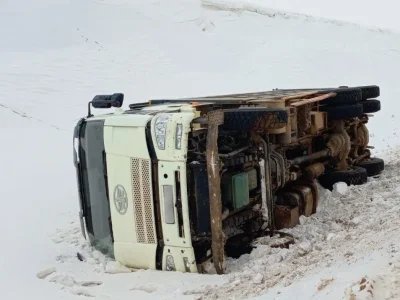 В башкирских Дюртюлях перевернулся грузовой автомобиль