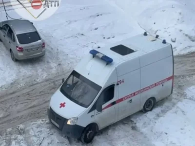 В Уфе снова в снегу застряла машина скорой помощи