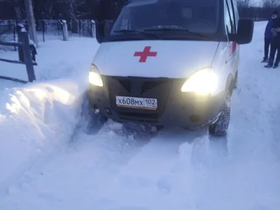 Шел пешком до пациента: в Башкирии машина скорой снова застряла в снегу