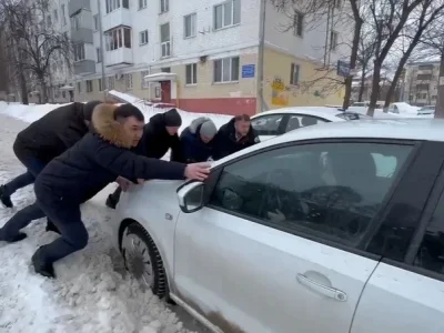 Мэр Уфы помог вытолкнуть застрявшую во дворе машину