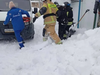 Уборка снега едва не стоила жизни: в Башкирии спасатели вызволили мужчину из снежного плена