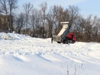 Каменную переправу в Уфе превращают в снежную свалку