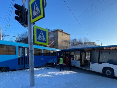 Двое детей госпитализированы после столкновения в Уфе трамвая и автобуса