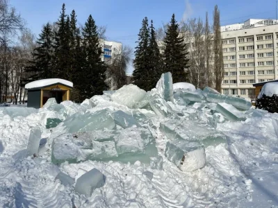 В Уфе разрушают ледовые городки