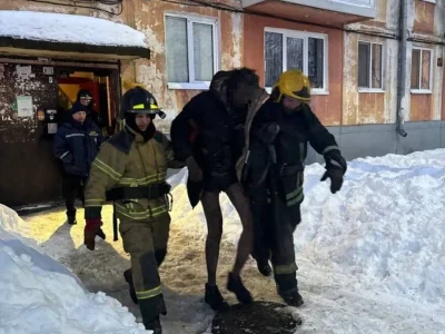 В Уфе из горящей квартиры спасли двух человек