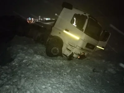 На трассе Уфа - Оренбург перевернулся бензовоз