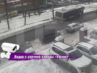 В Уфе водитель автобуса пытался избежать ДТП и въехал в сугроб (видео)