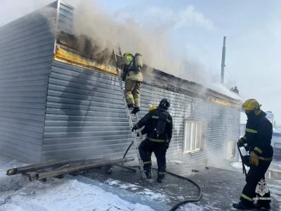 В Башкирии тушат крупный пожар в производственном цеху