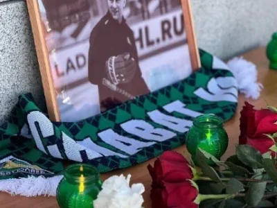Болельщики начали приносить цветы к «Уфа-Арене» в память о Кольцове
