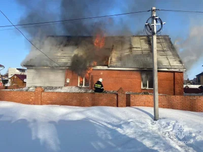 В Башкирии жилой дом охватил открытый огонь