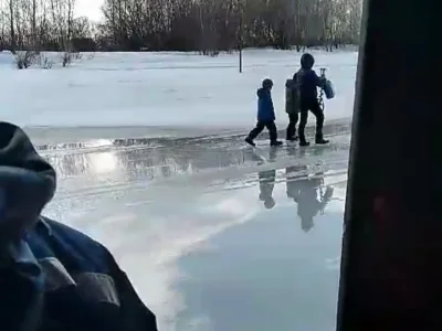 Привел детей на последний лед: в Уфе очевидцы засняли горе-отца (видео)