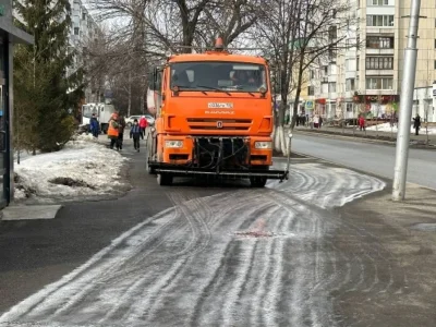 В Уфе коммунальщики начали мыть улицы с шампунем