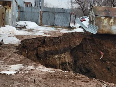 На улице Бехтерева в Уфе обвалился грунт