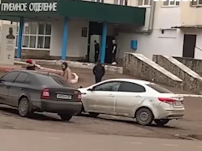 В Башкирии охранник больницы вышвырнул и отпинал пациента