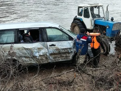 Пока хозяин спал: В Башкирии автомобиль съехал в реку