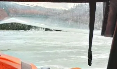 В Башкирии снегоход ушел под воду на глазах у водителя