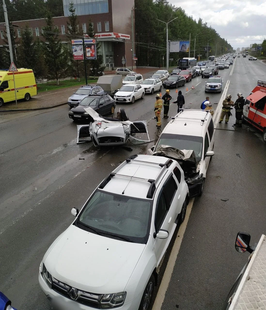В Уфе перевернулся автомобиль: двое пострадавших