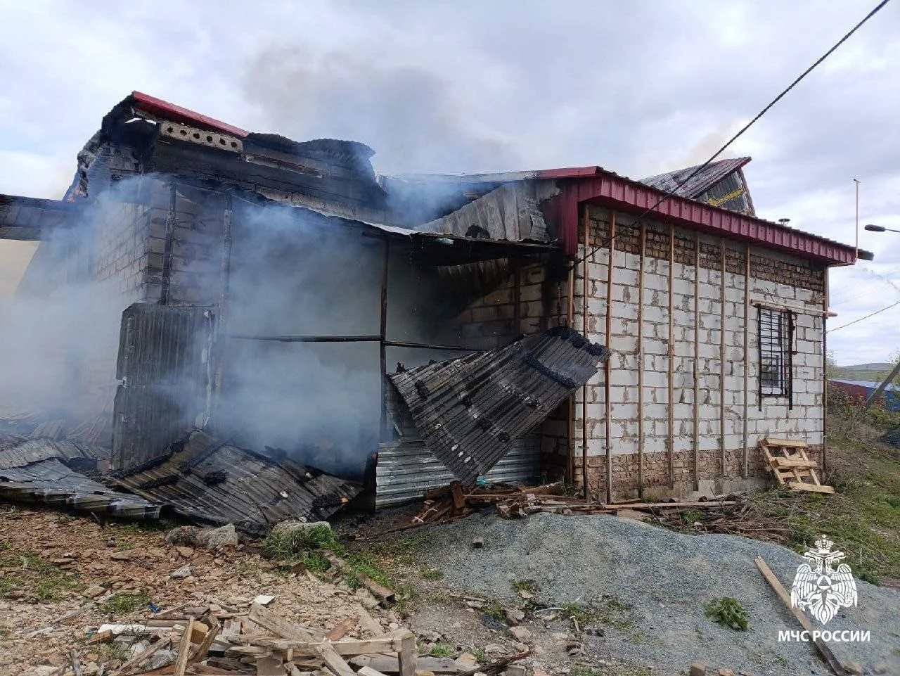 В Башкирии в Баймаке пожарные тушат магазин «Светофор»