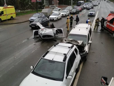 В Уфе перевернулся автомобиль: двое пострадавших