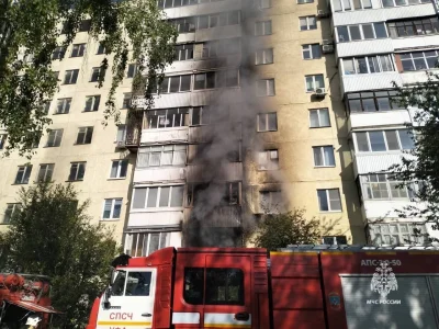 Сотрудники МЧС тушат крупный пожар в уфимской многоэтажке