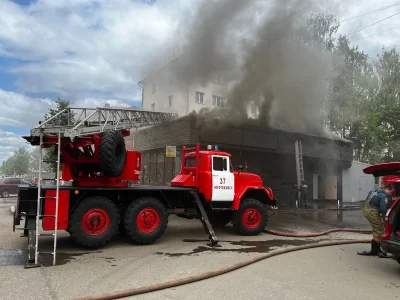 В Башкирии в центре Нефтекамска сгорела пиццерия