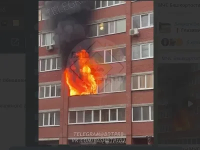 В Уфе открытым огнём горела лоджия 15-этажного дома