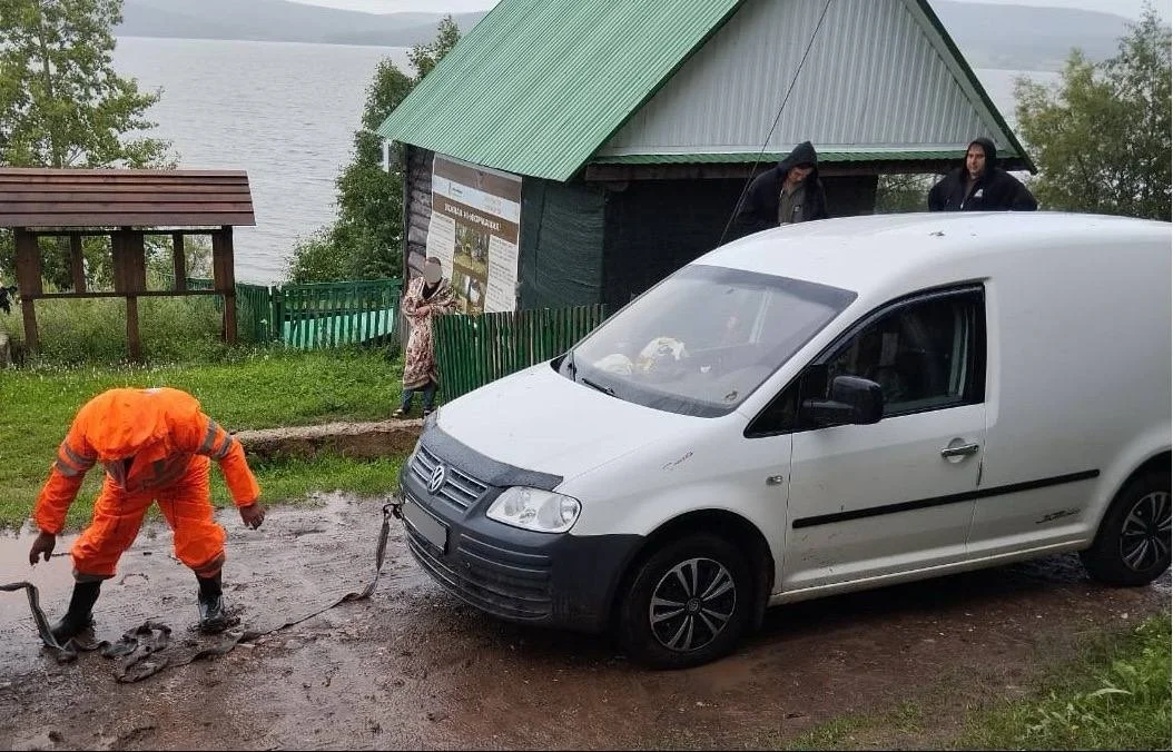 В нацпарке «Башкирия» в грязи застряли машины туристов