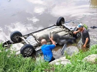 В Башкирии автомобиль с людьми упал в реку: двое погибли