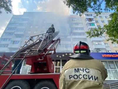 В центре Уфы горит квартира, жители эвакуируются (видео)