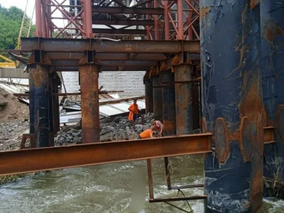 Унесённая течением: в Уфе мостостроители выручили из беды спортсменку