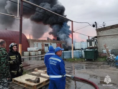 В Башкирии тушат производственное предприятие